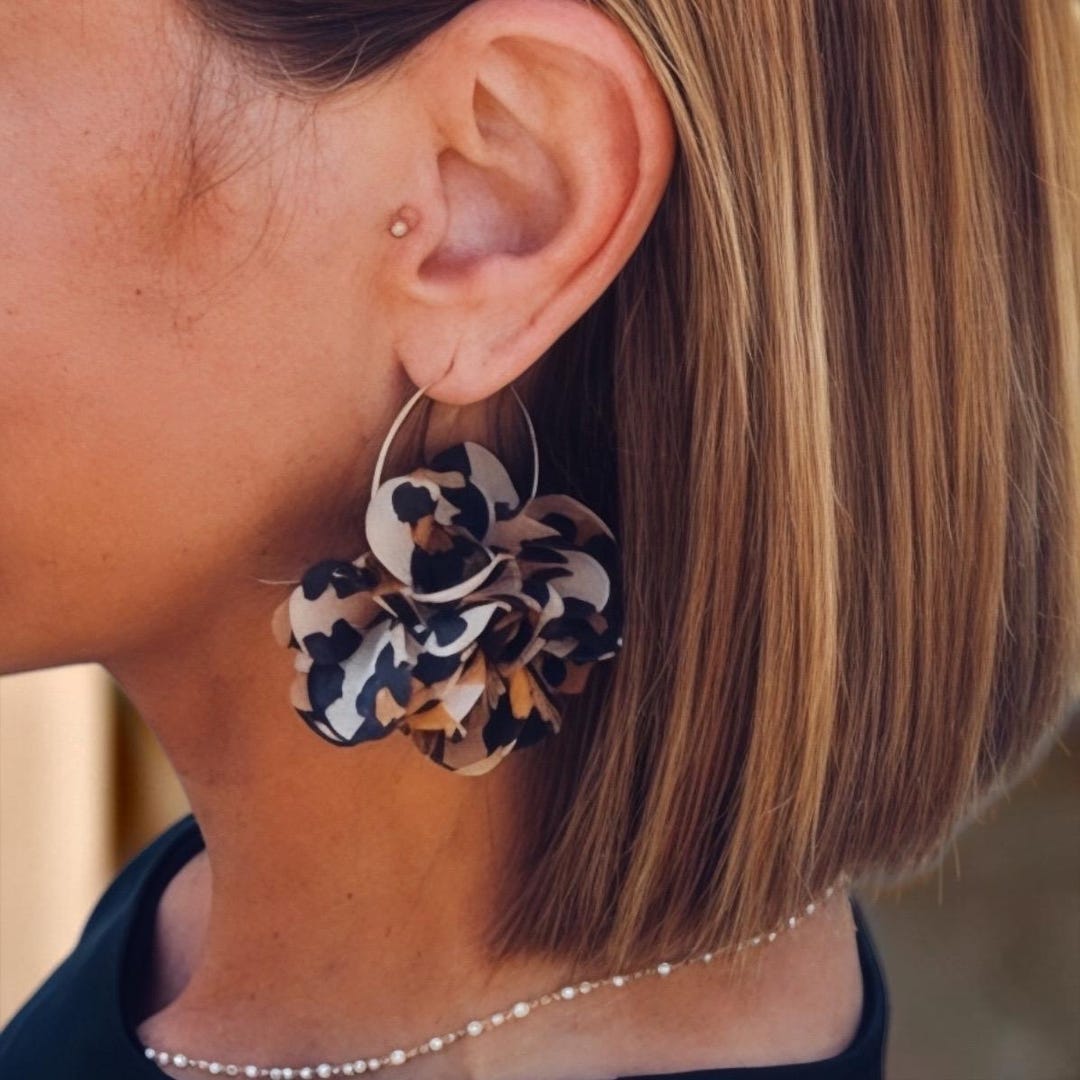 Boucles d'oreilles créoles dorées MylaYLuna motif léopard, jaspe dalmatien et œil de tigre
