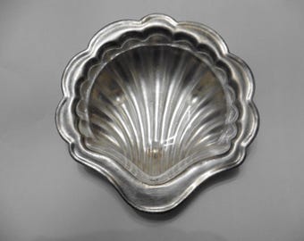 Plato antiguo con forma de concha, chapado en plata.