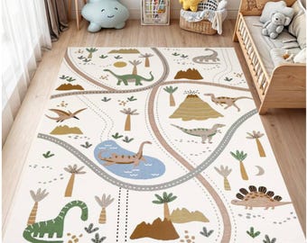 Pode incluir: Tapete retangular infantil com tema de dinossauros. O tapete apresenta um fundo branco com um design de estrada em marrom e cinza, e ilustrações de dinossauros, vulcões e palmeiras.