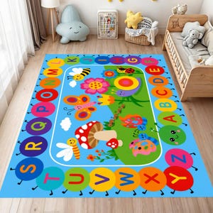 Pode incluir: Um tapete infantil colorido com fundo azul e design l&uacute;dico. O tapete apresenta uma borda alfab&eacute;tica e uma cena central com insetos de desenho animado, flores e um cogumelo. As letras s&atilde;o de v&aacute;rias cores.