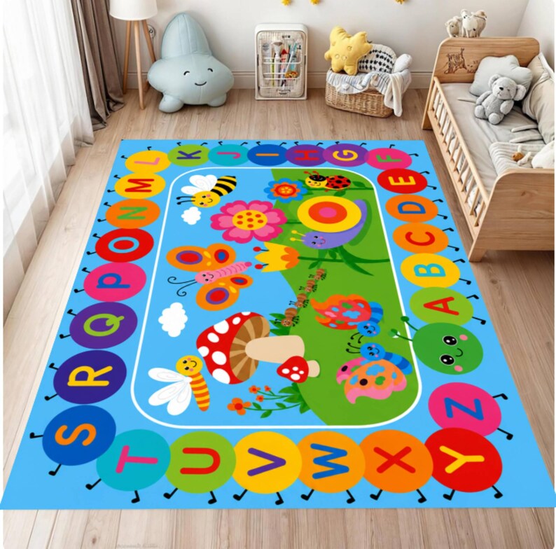 Pode incluir: Um tapete infantil colorido com fundo azul e design l&uacute;dico. O tapete apresenta uma borda alfab&eacute;tica e uma cena central com insetos de desenho animado, flores e um cogumelo. As letras s&atilde;o de v&aacute;rias cores.
