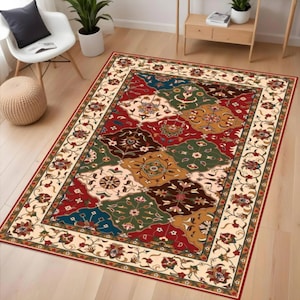 Può includere: Un tappeto rettangolare con un design patchwork. Il tappeto presenta un bordo color crema con motivi floreali e un campo centrale di forme geometriche colorate in rosso, verde, blu e marrone. Il tappeto è posto su un pavimento in legno.