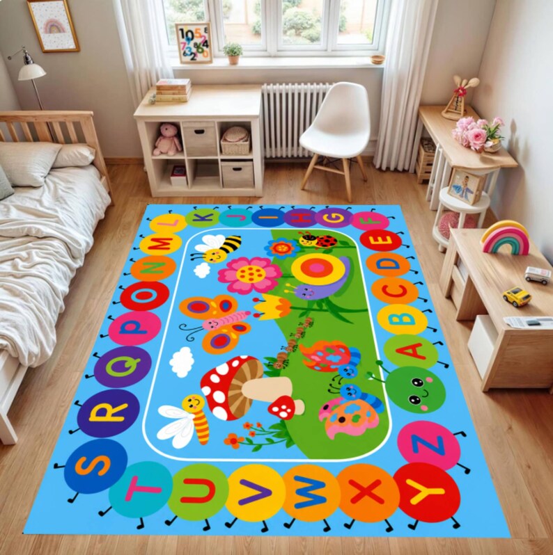 Pode incluir: Um tapete retangular infantil com fundo azul e design colorido. O tapete apresenta uma borda de letras do alfabeto e uma cena central com insetos de desenho animado, flores e um cogumelo. O tapete &eacute; projetado para um quarto infantil.