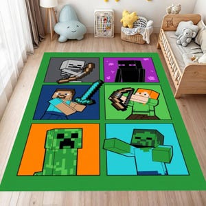 Op de afbeelding: Groen rechthoekig vloerkleed met zes vierkante panelen met gepixelde personages uit een populair videospel. De personages zijn een skelet, een Enderman, Steve met een zwaard, Alex met een boog, een Creeper en een zombie.