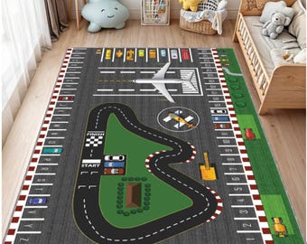 Pode incluir: Tapete cinza para crianças com design de pista de aeroporto, pista de corrida e heliporto. O tapete inclui um avião branco, carros de corrida e um helicóptero. A borda tem um padrão xadrez vermelho e branco e um alfabeto.