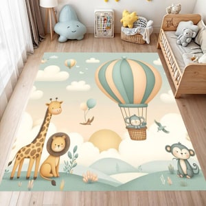 Puede incluir: Alfombra infantil con temática de safari. El diseño incluye una jirafa, un león y un mono, junto con un globo aerostático y globos flotantes. La paleta de colores es suave, con tonos pastel de azul, verde y amarillo.