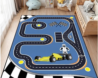 Pode incluir: Tapete azul de pista de corrida com um carro de corrida amarelo e uma figura de piloto. O tapete apresenta um design de estrada sinuosa com bandeiras quadriculadas e uma borda quadriculada em preto e branco. Para quarto infantil.