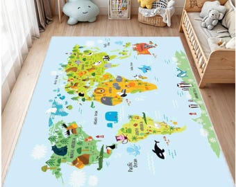Puede incluir: Una alfombra rectangular con un diseño de mapa del mundo. Los continentes están representados en verde, amarillo y naranja sobre un fondo azul claro. La alfombra incluye ilustraciones de animales y nombres de océanos.
