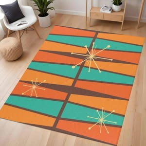 Peut inclure: Tapis rectangulaire au design rétro. Le tapis présente un motif de formes géométriques orange, turquoise et marron avec des accents en forme d'éclat d'étoile. Un ajout vibrant et coloré à n'importe quelle pièce, mesurant environ 150 x 200 cm.