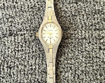 Wrangler Watch Womens OS Silver Gold Two Tone Quartz Vintage Analog Fair