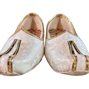 Traditional Cream Gold Brocade Mojari Jutti‎ Indian Ethnic Amazon.com | Women main image 3