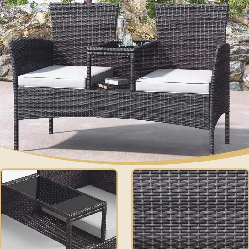 Puede incluir: Un sof&aacute; de exterior de mimbre gris oscuro con una mesa incorporada. El sof&aacute; tiene dos asientos con cojines blancos y una peque&ntilde;a mesa en el medio. Una botella y un vaso est&aacute;n sobre la mesa. El sof&aacute; est&aacute; hecho de mimbre tejido.