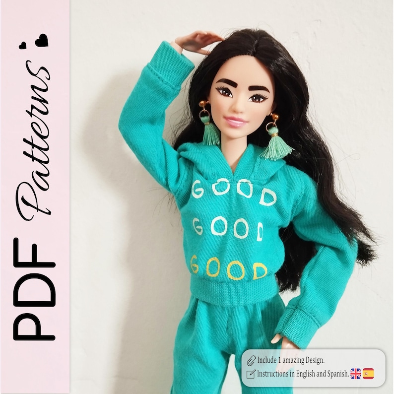 K&ouml;nnte beinhalten: Eine Puppe in einem t&uuml;rkisfarbenen Trainingsanzug mit dem Wort "GOOD" auf der Vorderseite des Hoodies gestickt. Die Puppe hat lange schwarze Haare, goldene Ohrringe und gr&uuml;ne Quastenohrringe. Der Text "PDF Patterns" ist ebenfalls vorhanden.