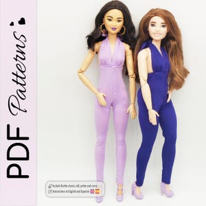 以下が含まれることがあります： ホルターネックのジャンプスーツを着た2体のファッションドール。1体はライトパープル、もう1体はダークブルーです。左側のテキストには「PDF Patterns」とあり、下部のテキストには「Include Barbie classic, tall, petite and curvy. Instructions in English and Spanish.」と記載されています。
