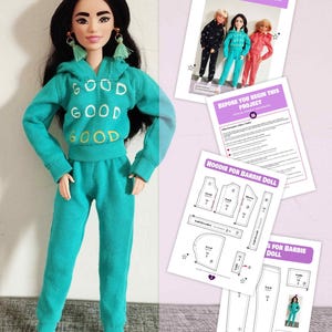 K&ouml;nnte beinhalten: Eine Barbie-Puppe tr&auml;gt einen teal-farbenen Hoodie und Jogginghose mit dem Wort "GOOD" auf der Vorderseite. Das Bild enth&auml;lt gedruckte Schnittmuster und Anleitungen f&uuml;r das Outfit. Der Text "HOODIE + JOGGERS FOR BARBIE DOLL" ist sichtbar.