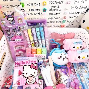 Op de afbeelding: Een verzameling kleurrijke briefpapier en accessoires, waaronder pennen, notitieboekjes en stickers. De items bevatten personages als Hello Kitty en My Melody, met een roze en pastel kleurenschema.