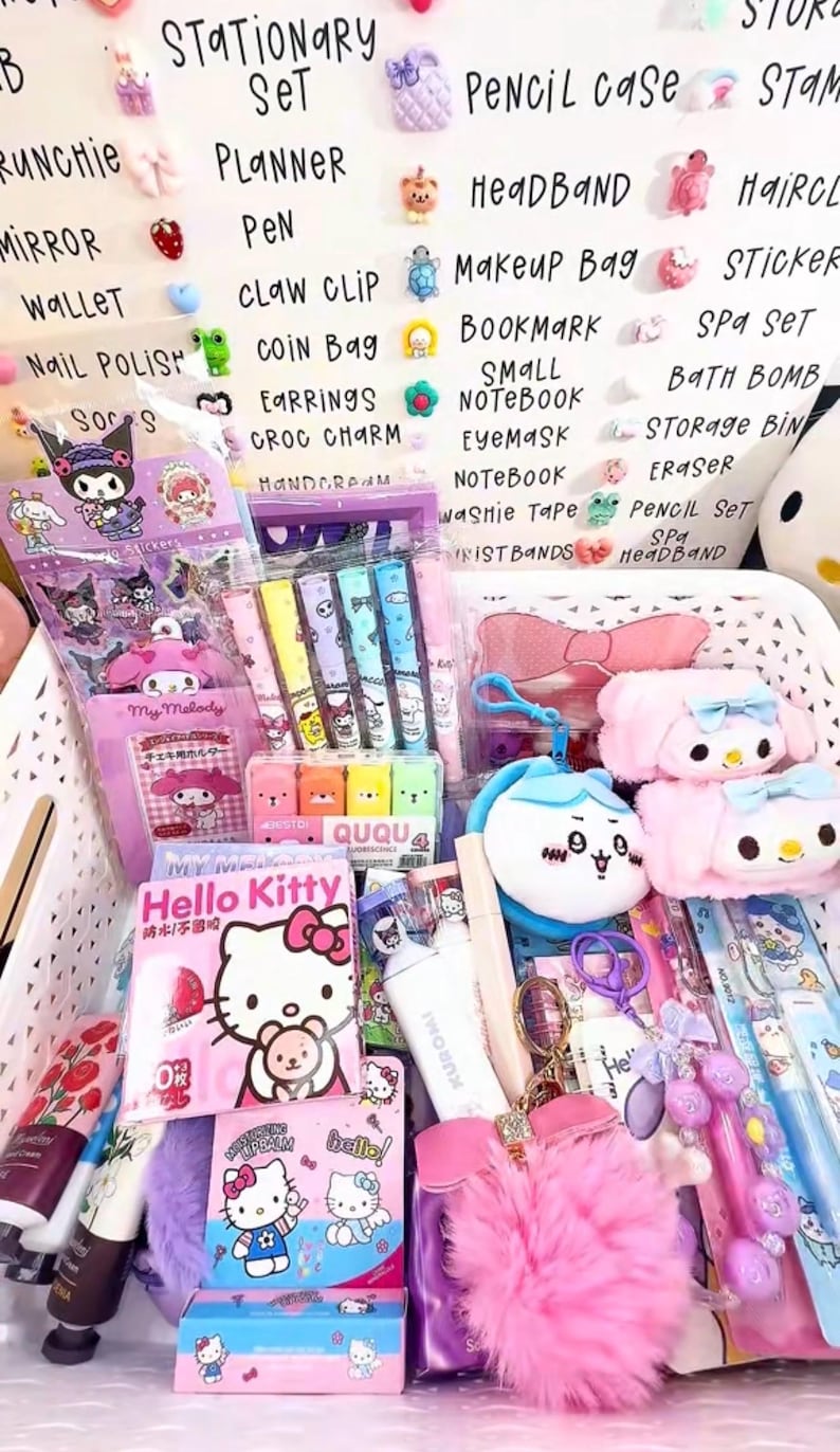 Op de afbeelding: Een verzameling kleurrijke briefpapier en accessoires, waaronder pennen, notitieboekjes en stickers. De items bevatten personages als Hello Kitty en My Melody, met een roze en pastel kleurenschema.