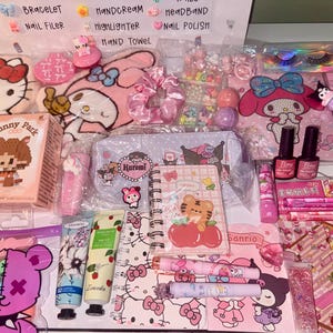 Op de afbeelding: Een verzameling roze en pastelkleurige accessoires en briefpapier, waaronder producten met Hello Kitty- en My Melody-thema's. De afbeelding toont nagellak, handcr&egrave;me, een notitieboek en diverse andere schoonheids- en briefpapierbenodigdheden.