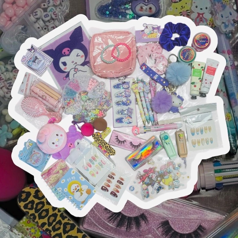 Op de afbeelding: Een verzameling kleurrijke accessoires en schoonheidsproducten, waaronder haarclips, pennen, valse wimpers, nail art en een kleine roze tas. De items hebben verschillende ontwerpen en karakters, met een focus op roze, paarse en blauwe tinten.