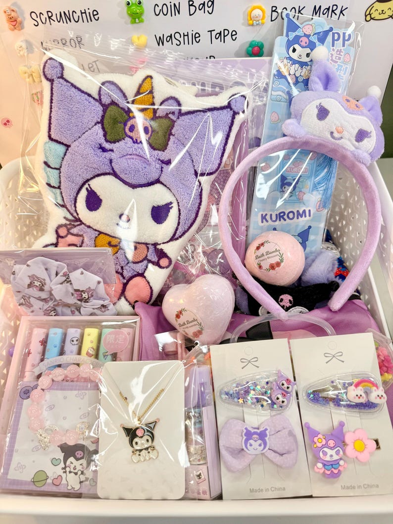Op de afbeelding: Een witte mand gevuld met diverse paarse en roze accessoires. Items zijn onder meer een pluche kussen, haaraccessoires, een ketting, een armband en een hartvormige badbruisbal. De afbeelding toont ook een hoofdband, een bladwijzer en een muntenzak.