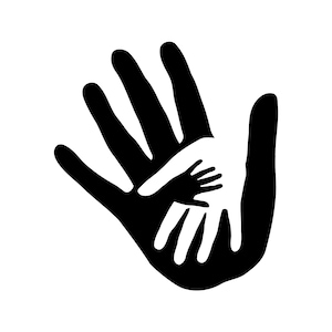 Puede incluir: Gráfico en blanco y negro de tres manos entrelazadas. La mano más grande es negra, la mano del medio es blanca y la mano más pequeña es negra, simbolizando el cuidado y el apoyo.