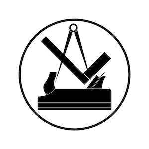 Pode incluir: Ilustração a preto e branco de um esquadro, uma plaina e um compasso dentro de um círculo preto. As ferramentas representam o artesanato e a precisão na carpintaria.