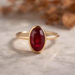 14K geelgouden ovale geslepen robijnrode ring, trouwring sierlijke robijn stapelring, minimalistische beloftering, belofte verjaardagscadeau voor vrouwen