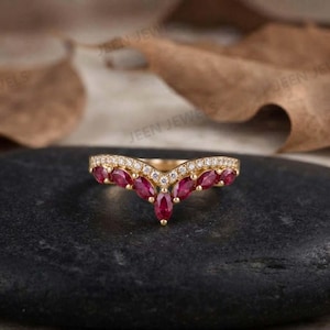 Böjd rubin vigselring 14k guld markis rubin chevronring diamant pave tiara kronring matchande stapelring juli födelsesten gåva
