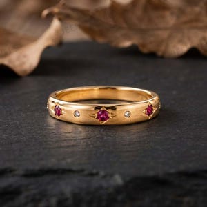 Anillo de boda vintage con rubíes y estrella dorada, engaste de diamantes, estilo victoriano gitano, anillo apilable, piedra natal de julio, regalo de aniversario