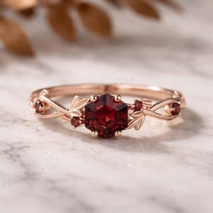 Anillo de compromiso hexagonal con hoja de granate, anillo de promesa de oro rosa inspirado en la naturaleza, regalo nupcial vintage con piedra de nacimiento de enero para ella.