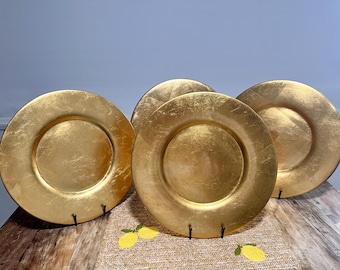 Juego de 4 platos base vintage Pier 1 con detalles dorados, de cerámica resistente, elegantes para eventos especiales.