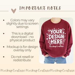 K&ouml;nnte beinhalten: Ein weinrotes Sweatshirt mit dem wei&szlig;en Text "YOUR DESIGN HERE" und einem dekorativen Design. Das Mockup enth&auml;lt auch den Text "Mockup Couture". Das Bild enth&auml;lt auch den Text "IMPORTANT NOTES".