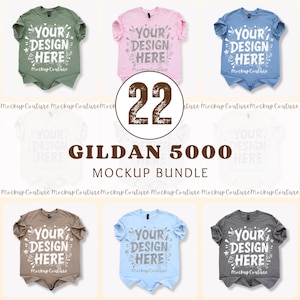 K&ouml;nnte beinhalten: Ein Mockup-Bundle mit sechs Gildan 5000 T-Shirts in verschiedenen Farben, darunter Gr&uuml;n, Rosa und Blau. Jedes Shirt zeigt den Text "YOUR DESIGN HERE" in einer dekorativen Schriftart. Eine zentrale Grafik zeigt die Zahl "22".