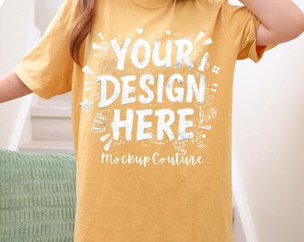 Mockup di Mustard Comfort Colors, maglietta CC1717, maglietta oversize, mockup di t-shirt lifestyle