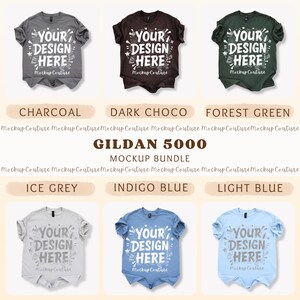 K&ouml;nnte beinhalten: Ein Mockup-Bundle von Gildan 5000 T-Shirts in verschiedenen Farben, darunter Anthrazit, dunkle Schokolade und Waldgr&uuml;n. Jedes Shirt zeigt den Text "YOUR DESIGN HERE" in einer dekorativen Schriftart. Weitere Farben sind Eisgrau, Indigoblau und Hellblau.