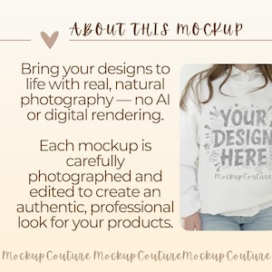 K&ouml;nnte beinhalten: Ein wei&szlig;es Langarmshirt mit dem Text "YOUR DESIGN HERE" in einer grauen, stilisierten Schrift. Das Bild enth&auml;lt auch Text &uuml;ber die nat&uuml;rliche Fotografie und das professionelle Aussehen des Mockups. Die Worte "Mockup Couture" sind ebenfalls sichtbar.