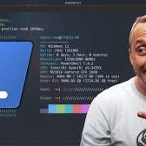 Può includere: Un uomo indica uno schermo di computer che mostra codice e informazioni di sistema. Un'icona blu con un chevron bianco e una linea orizzontale è a sinistra. Lo schermo mostra testo relativo a PowerShell, inclusi i dettagli della versione e le specifiche del sistema.