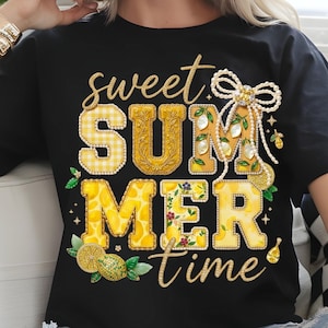 Może przedstawiać: Czarna koszulka z napisem "Sweet Summer Time". Tekst zawiera żółte litery z cytrynowymi i kwiatowymi akcentami. Litery "S" i "U" mają żółty wzór w kratkę i złoty haft. Projekt zawiera cytryny i liście.