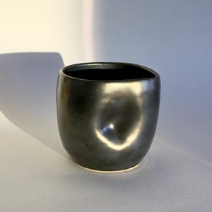 Handumspielende schwarze Keramiktasse 240 ml - Fingerabdrücke - Töpferscheibe