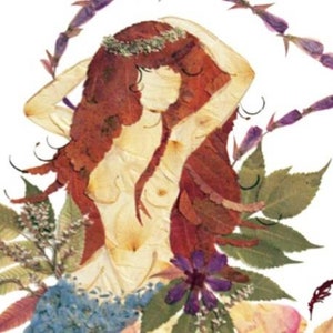 K&ouml;nnte beinhalten: Eine Frauenfigur aus getrockneten Bl&auml;ttern und Blumen. Ihr Haar ist lang und flie&szlig;end, und sie tr&auml;gt eine Krone aus Bl&auml;ttern. Der Hintergrund ist eine wei&szlig;e Oberfl&auml;che.