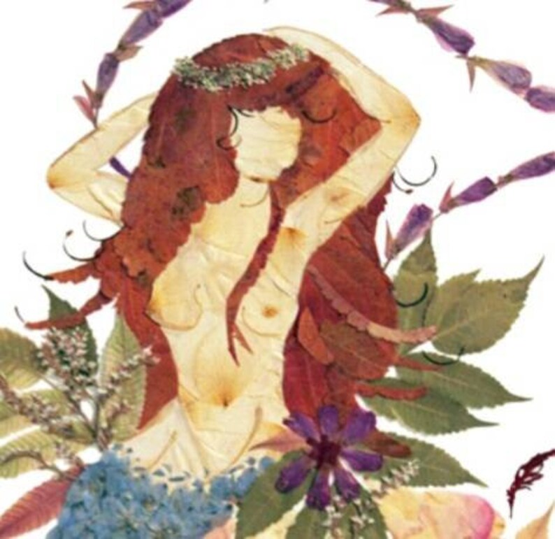 K&ouml;nnte beinhalten: Eine Frauenfigur aus getrockneten Bl&auml;ttern und Blumen. Ihr Haar ist lang und flie&szlig;end, und sie tr&auml;gt eine Krone aus Bl&auml;ttern. Der Hintergrund ist eine wei&szlig;e Oberfl&auml;che.