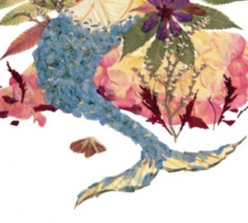 K&ouml;nnte beinhalten: Eine blaue und wei&szlig;e gepresste Blumenarrangements in Form einer Meerjungfrau. Der Schwanz der Meerjungfrau ist eingerollt und der obere Teil der Meerjungfrau besteht aus Blumen.