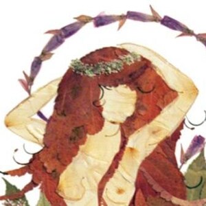 K&ouml;nnte beinhalten: Eine Frauenfigur, die vollst&auml;ndig aus getrockneten Blumen und Bl&auml;ttern gefertigt ist. Ihr Haar ist lang und rot, und sie tr&auml;gt eine Krone aus Bl&auml;ttern. Der Hintergrund ist hellblau.