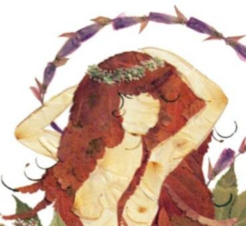 K&ouml;nnte beinhalten: Eine Frauenfigur, die vollst&auml;ndig aus getrockneten Blumen und Bl&auml;ttern gefertigt ist. Ihr Haar ist lang und rot, und sie tr&auml;gt eine Krone aus Bl&auml;ttern. Der Hintergrund ist hellblau.