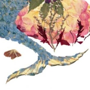 K&ouml;nnte beinhalten: Ein blauer und gelber Meerjungfrauen-Schwanz aus gepressten Blumen und Bl&auml;ttern. Der Schwanz ist von rosa und wei&szlig;en Bl&uuml;tenbl&auml;ttern umgeben.