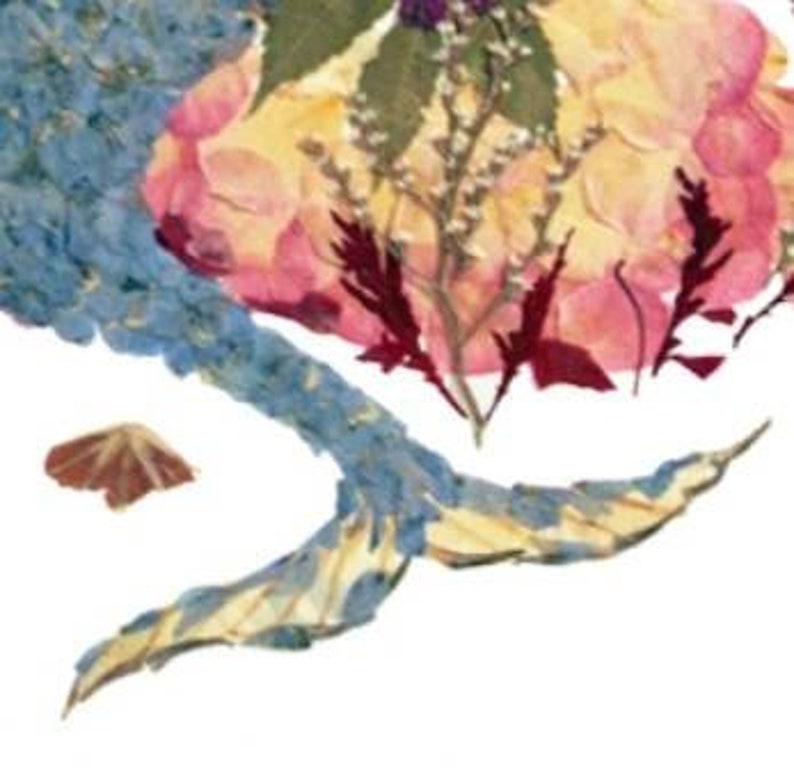 K&ouml;nnte beinhalten: Ein blauer und gelber Meerjungfrauen-Schwanz aus gepressten Blumen und Bl&auml;ttern. Der Schwanz ist von rosa und wei&szlig;en Bl&uuml;tenbl&auml;ttern umgeben.