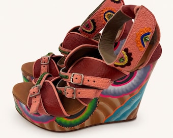 Sandalias de cuña con plataforma pintadas a mano y bordadas en cuero estilo boho de Meher Kakalia, talla EU 40 (UE).