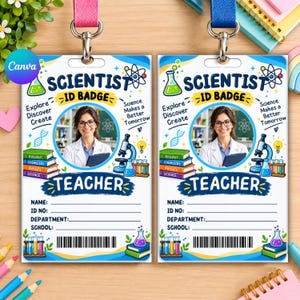 Pode incluir: Dois crachás de identificação verticais idênticos com fundo branco, cordões azuis e o texto Scientist ID Badge Teacher. Cada um apresenta uma foto circular de uma pessoa de jaleco, ilustrações de livros, um microscópio e tubos de ensaio.