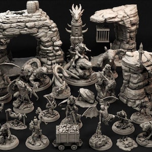 Puede incluir: Colección de piezas de terreno de fantasía en miniatura grises, que incluyen cabezas de dragón, arcos, puentes y varias figuras de monstruos. Diseñado para juegos de mesa y juegos de rol.