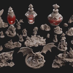 Könnte beinhalten: Eine Sammlung von Fantasy-Miniaturen und Geländeteilen. Das Bild zeigt einen Drachen, verschiedene Kreaturen, Felsformationen und Flaschen mit roter Flüssigkeit. Die Teile sind in Grau- und Brauntönen gehalten.